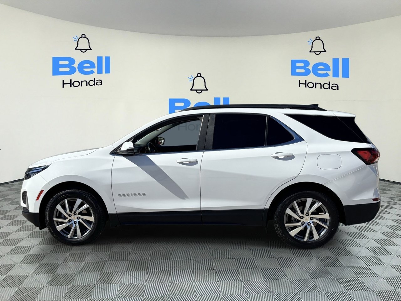 Used 2022 Chevrolet Equinox LT FWD image 2
