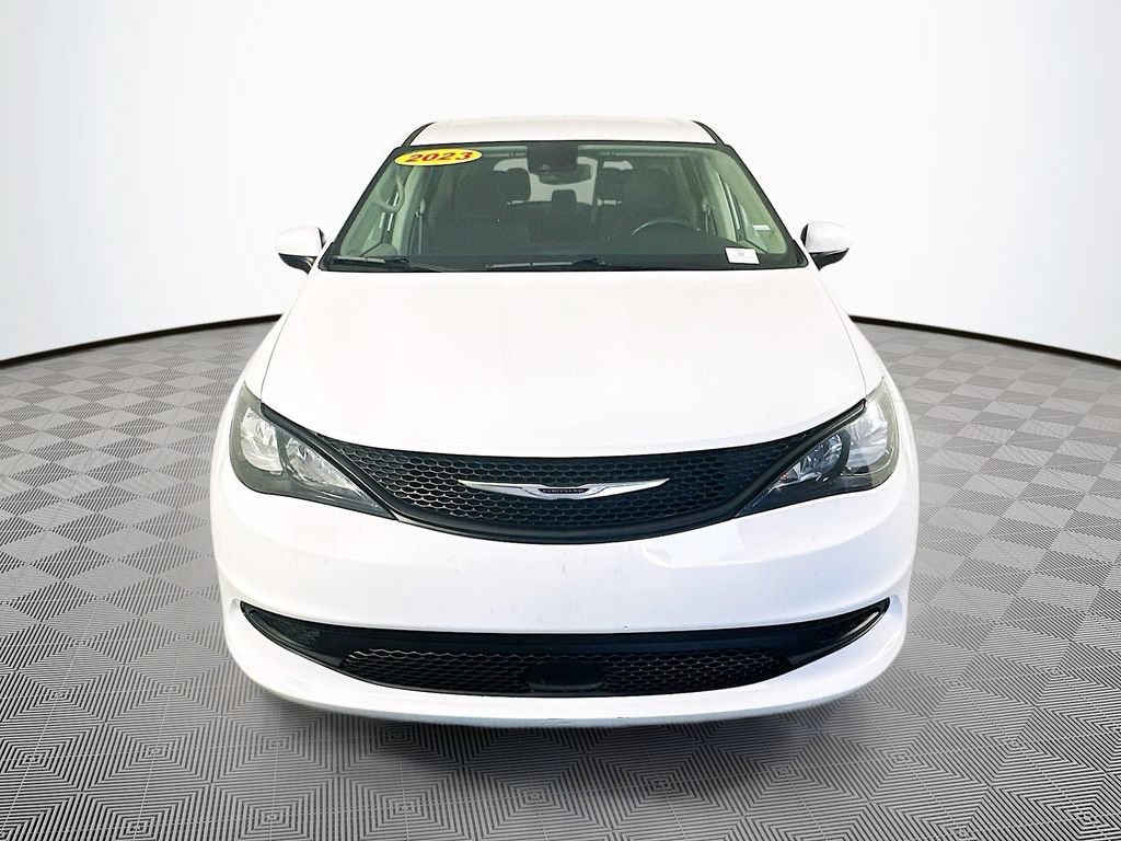 Certified 2023 Chrysler Voyager LX FWD image 4