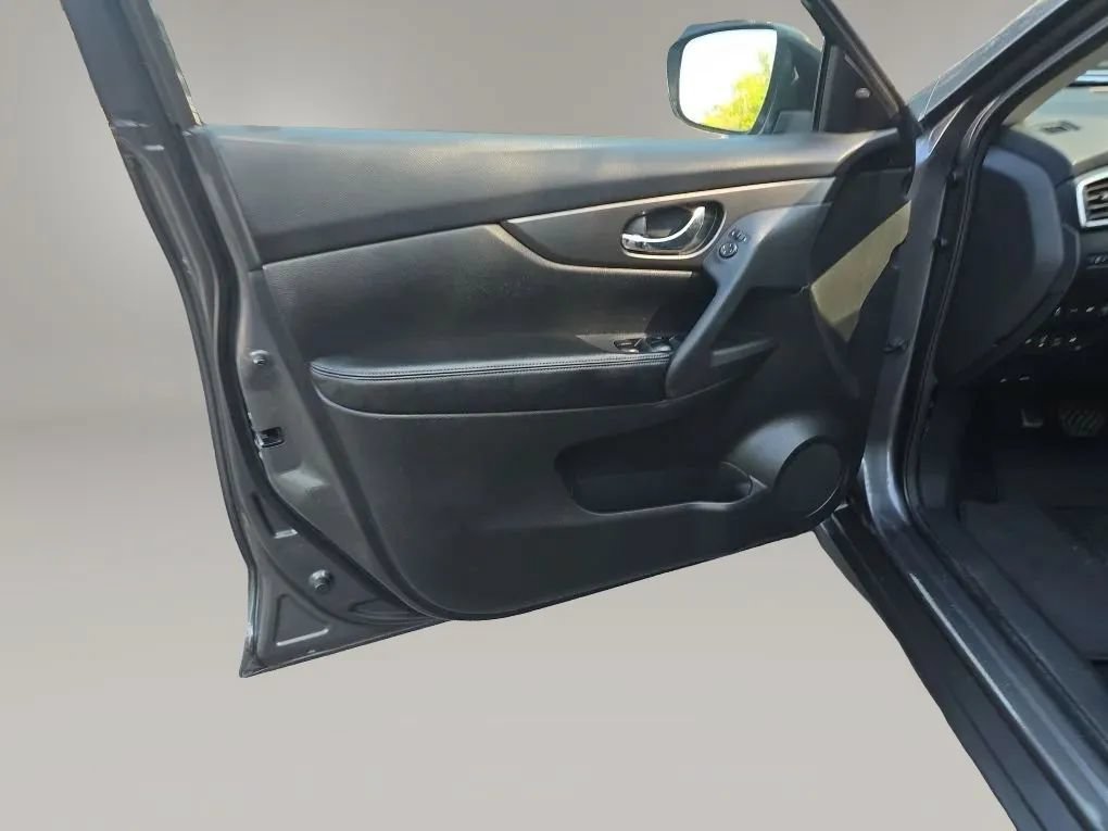 Used 2015 Nissan Rogue SV w/ SV Premium Package AWD/4WD image 36