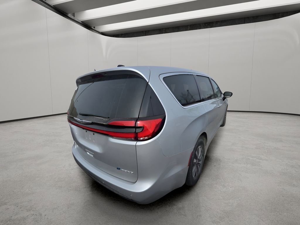 Used 2024 Chrysler Pacifica Select image 8