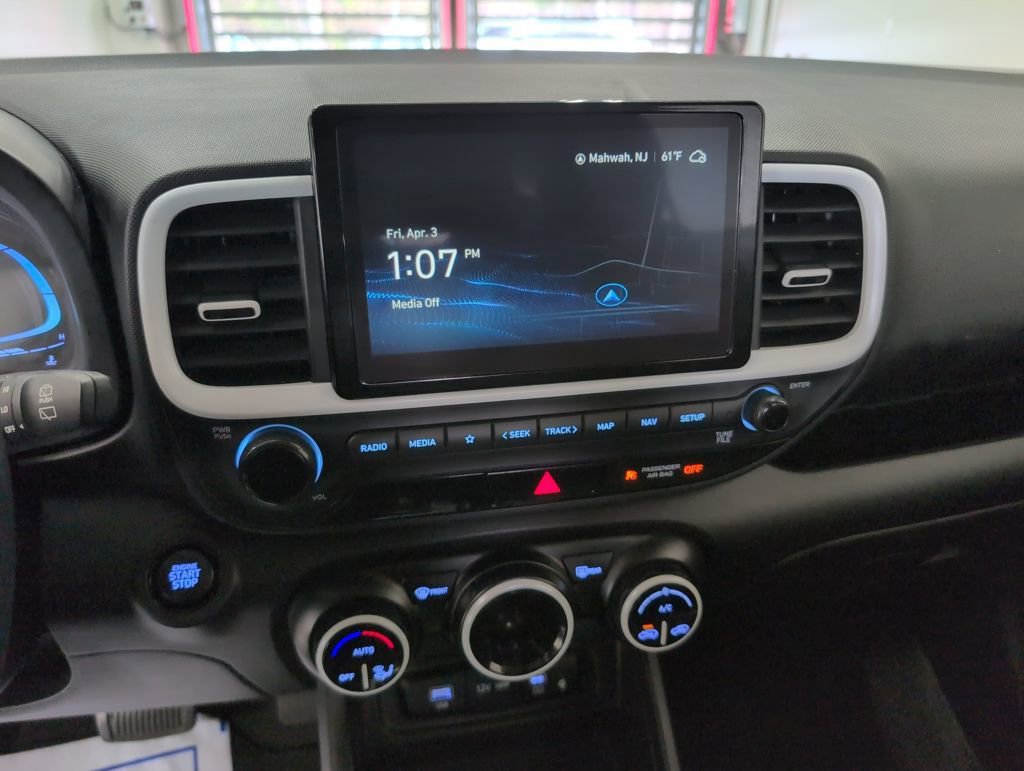 Used 2023 Hyundai Venue Limited image 19