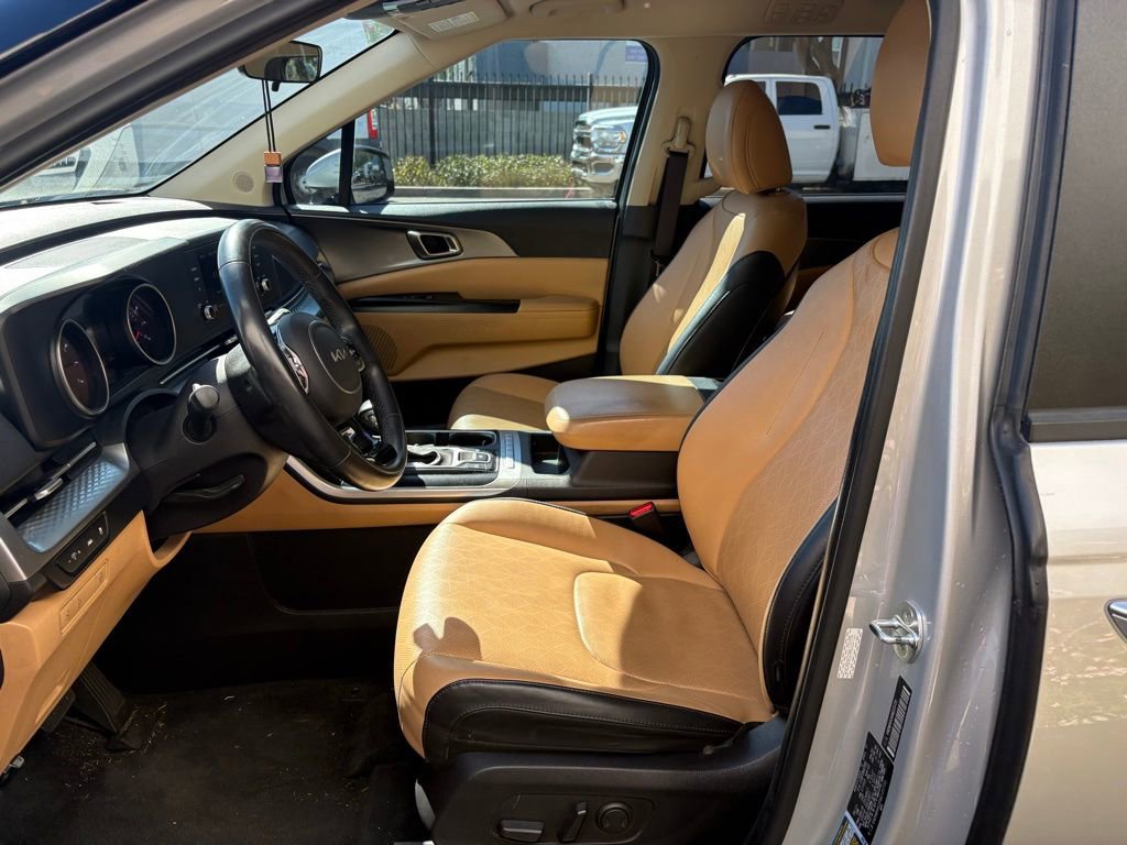 Used 2022 Kia Carnival LX image 10