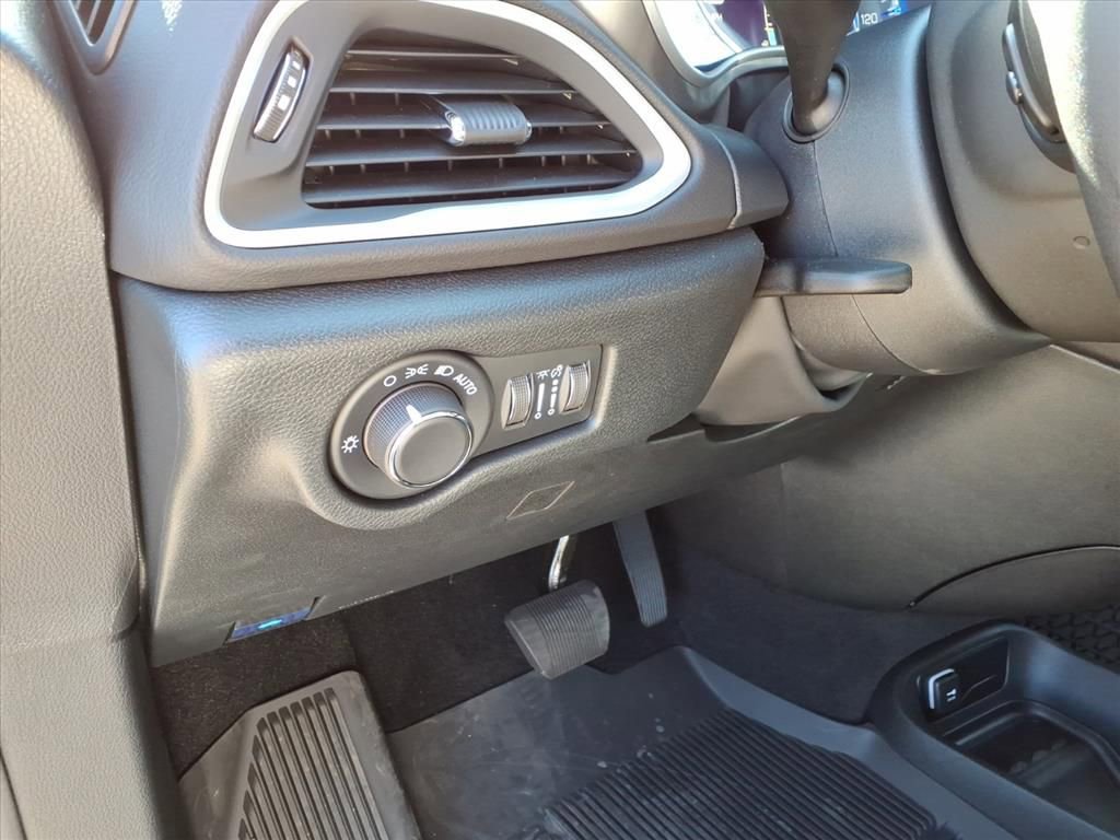 New 2026 Chrysler Voyager LX image 18