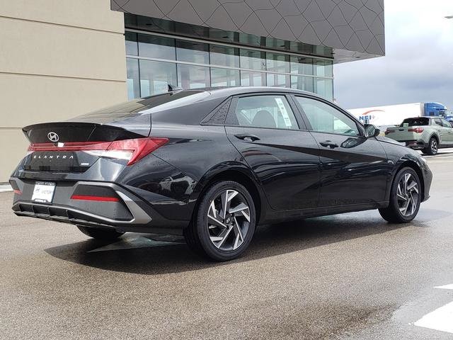 New 2025 Hyundai Elantra SEL image 5