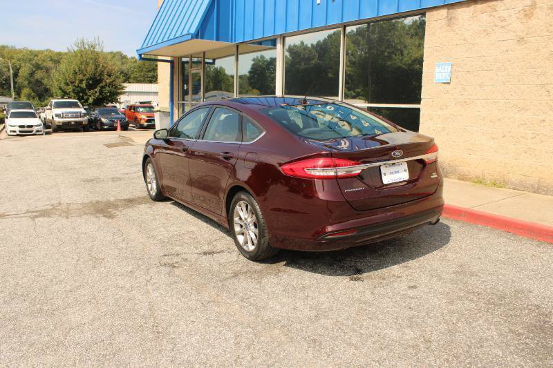 Used 2017 Ford Fusion SE w/ Fusion SE Technology Package FWD image 4