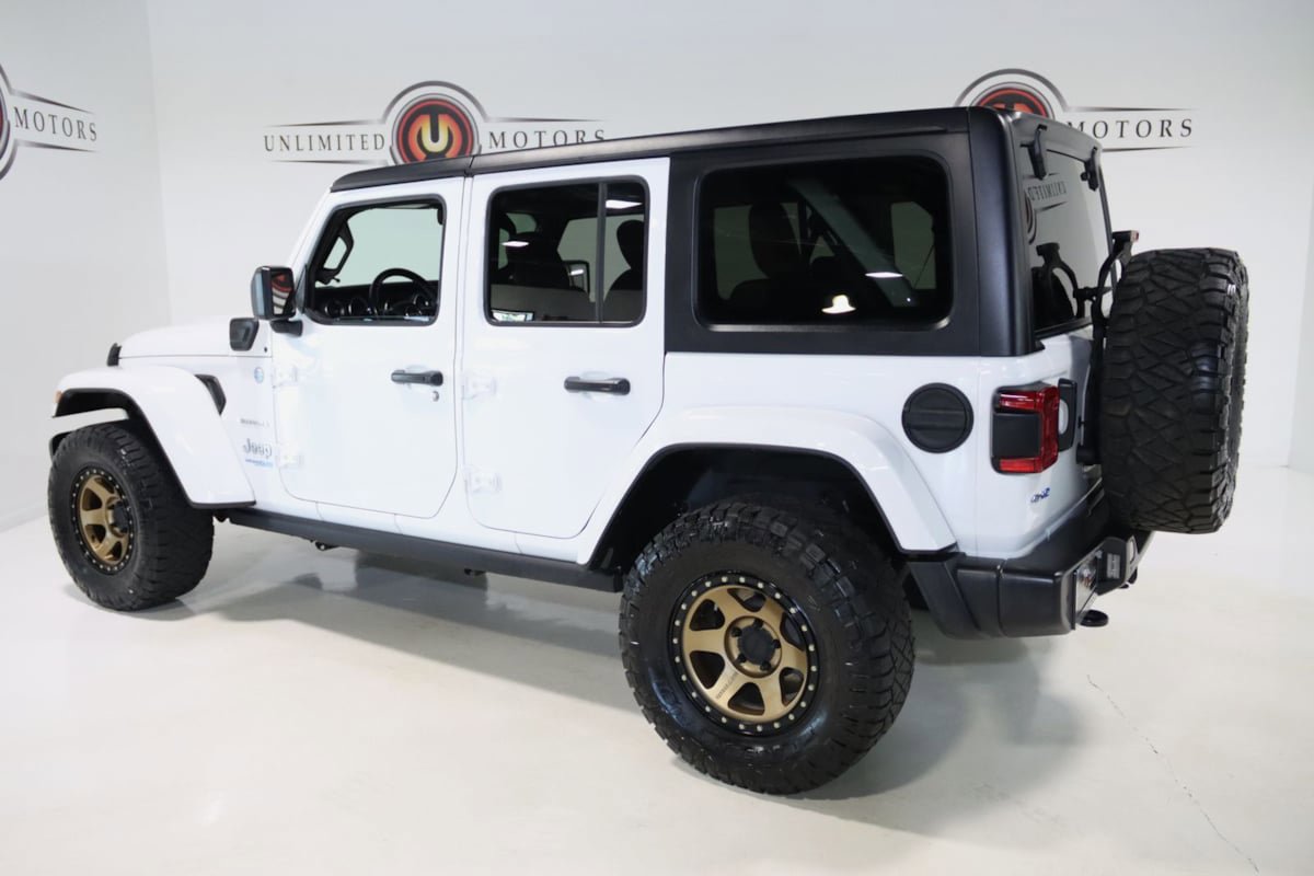 Used 2021 Jeep Wrangler Unlimited Sahara w/ Dual Top Group AWD/4WD image 3