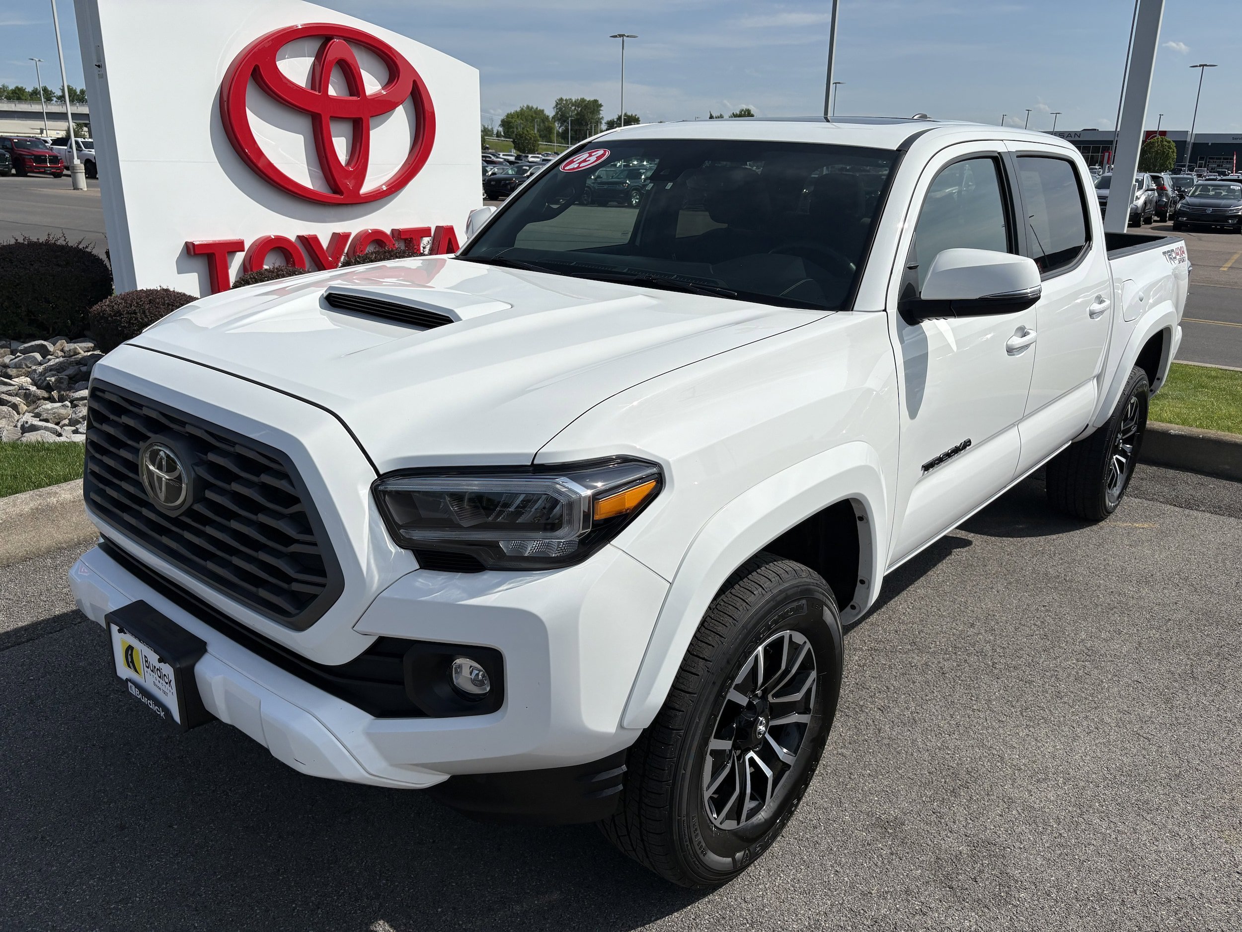 Used 2023 Toyota Tacoma TRD Sport w/ TRD Premium Sport Package AWD/4WD image 10