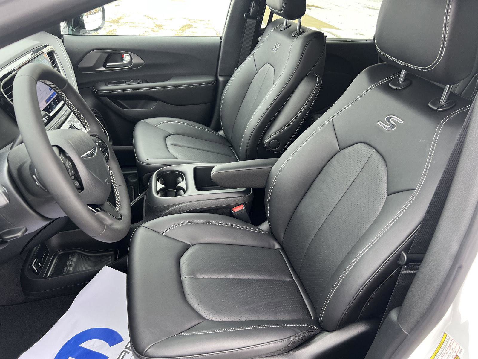 New 2026 Chrysler Pacifica Select w/ S Appearance Package image 15