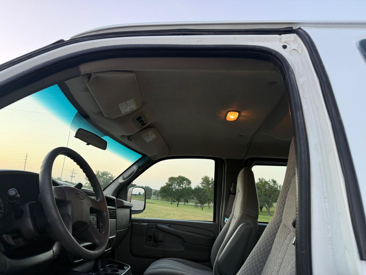 Used 2004 Chevrolet Express 1500 Passenger RWD image 10