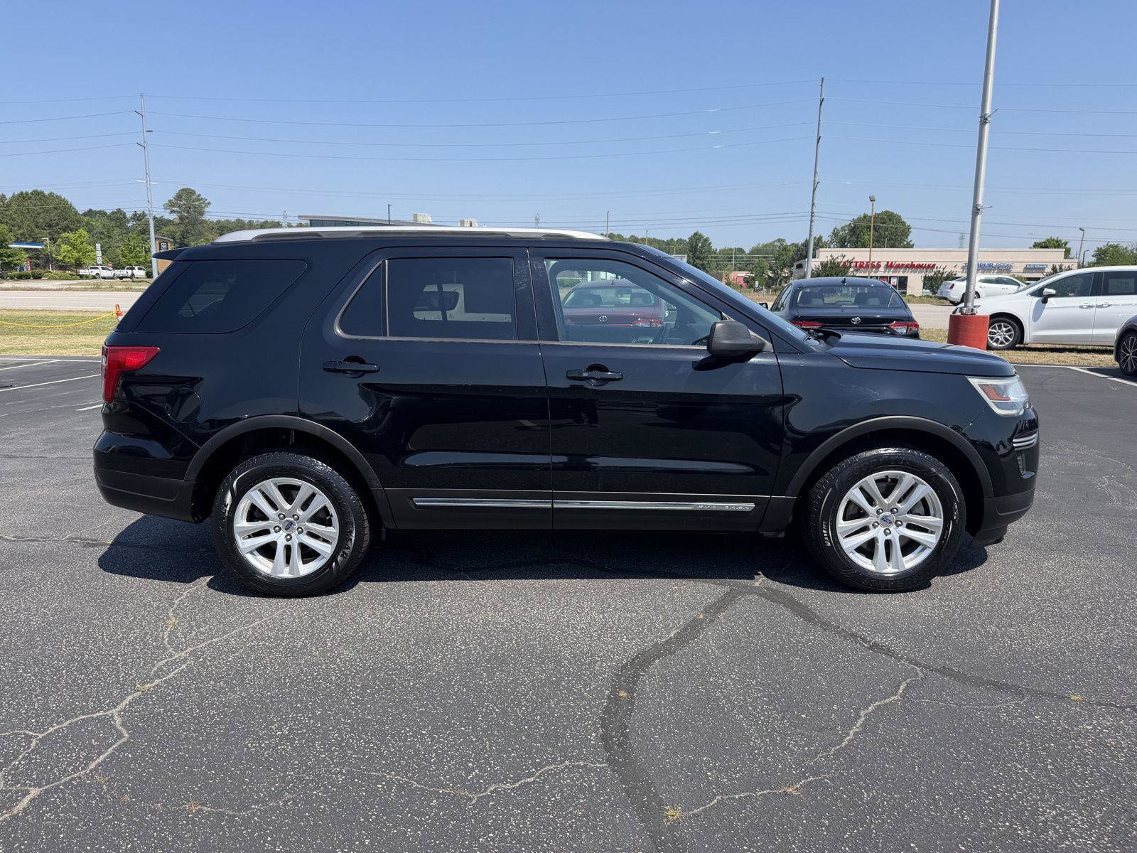 Used 2018 Ford Explorer XLT AWD/4WD image 8
