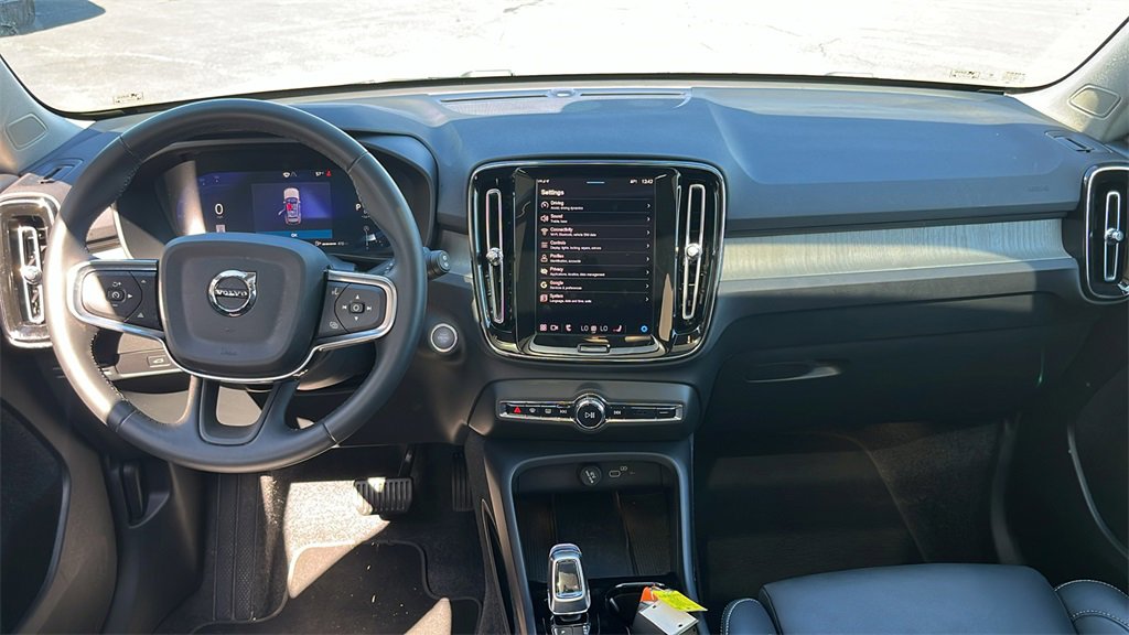 Certified 2025 Volvo XC40 B5 Plus image 38
