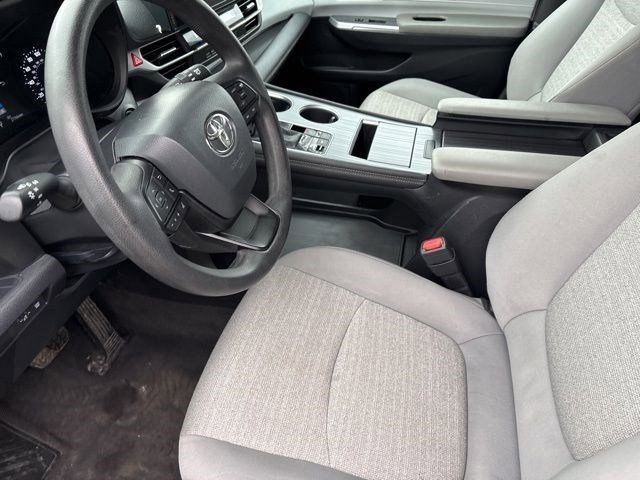Used 2025 Toyota Sienna LE FWD image 11