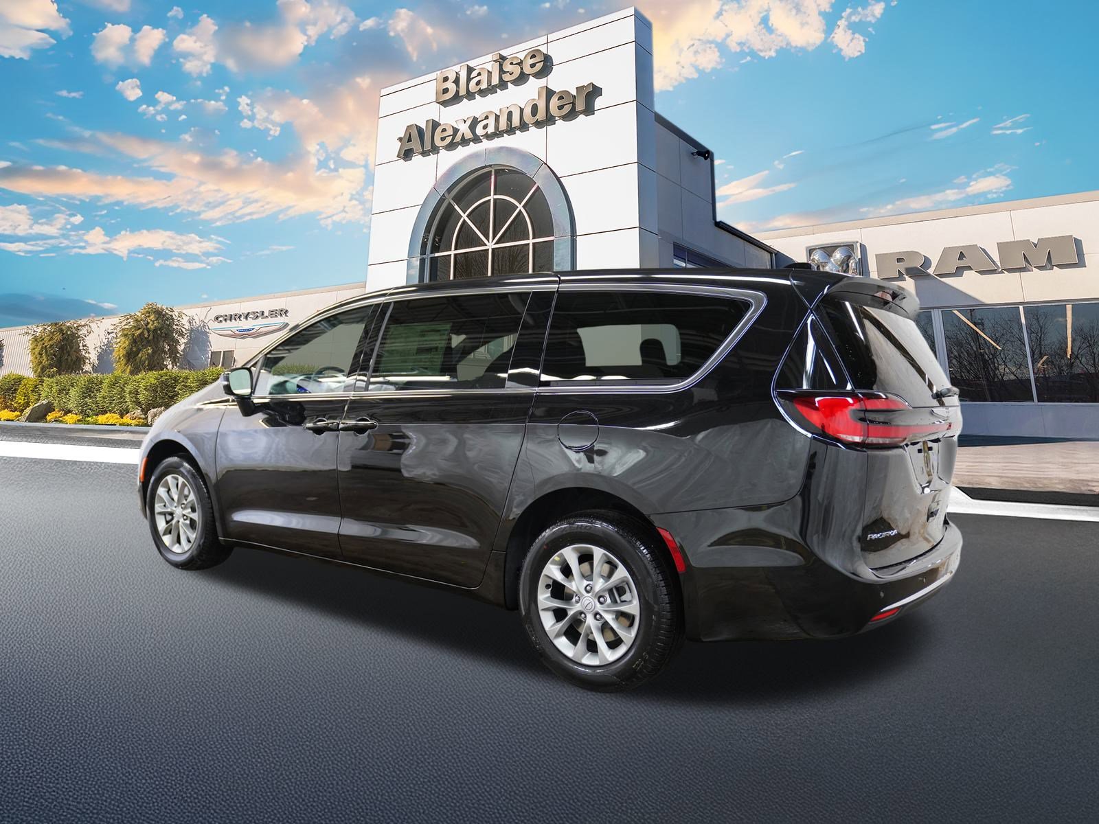 New 2026 Chrysler Pacifica Limited image 12