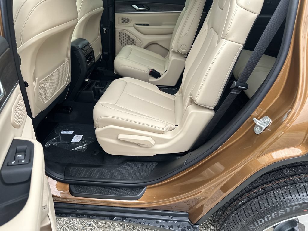 New 2026 Jeep Grand Cherokee L Limited w/ Luxury Tech Group II AWD/4WD image 20