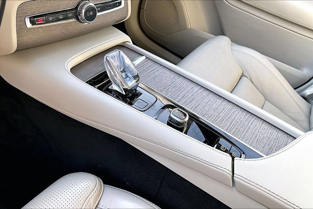 Certified 2023 Volvo XC90 T8 Ultimate AWD/4WD image 19