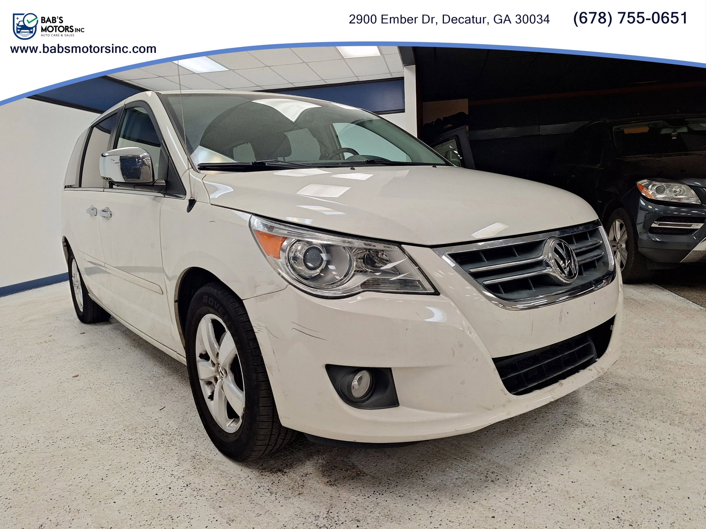 Used 2011 Volkswagen Routan SEL Premium FWD image 3