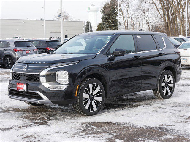 Used 2025 Mitsubishi Outlander SE image 3