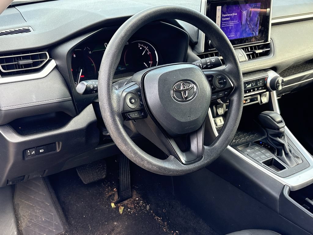 Used 2024 Toyota RAV4 XLE AWD/4WD image 4