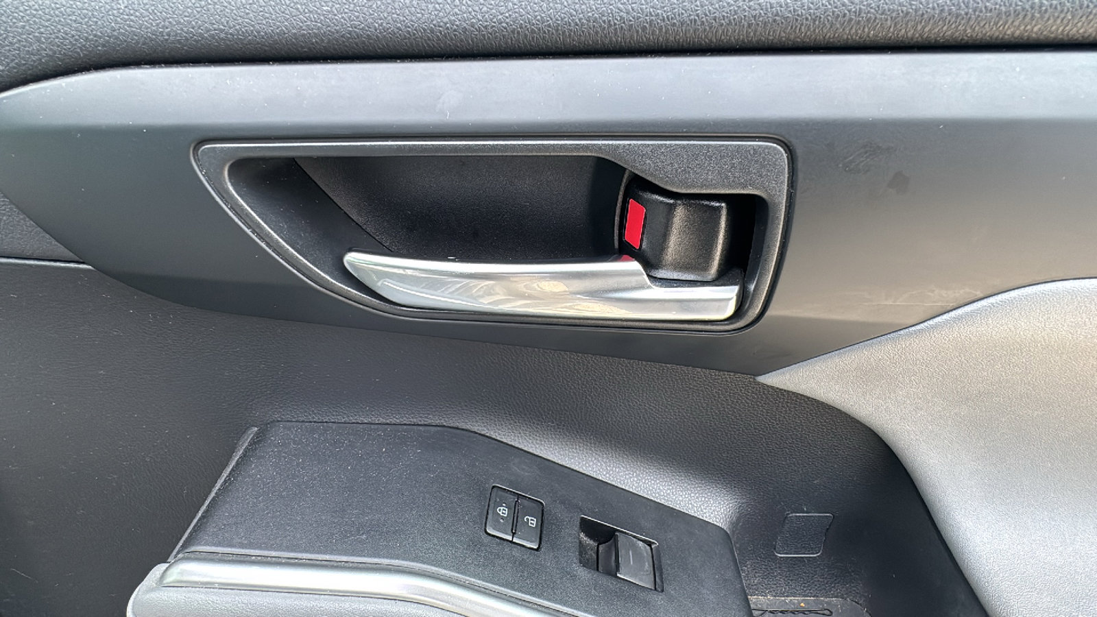 Used 2020 Toyota Highlander XLE image 30