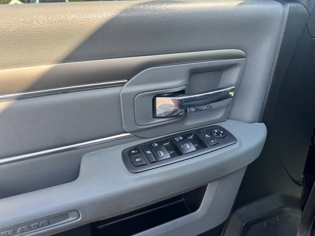 Used 2019 RAM 1500 Classic SLT w/ Luxury Group AWD/4WD image 3