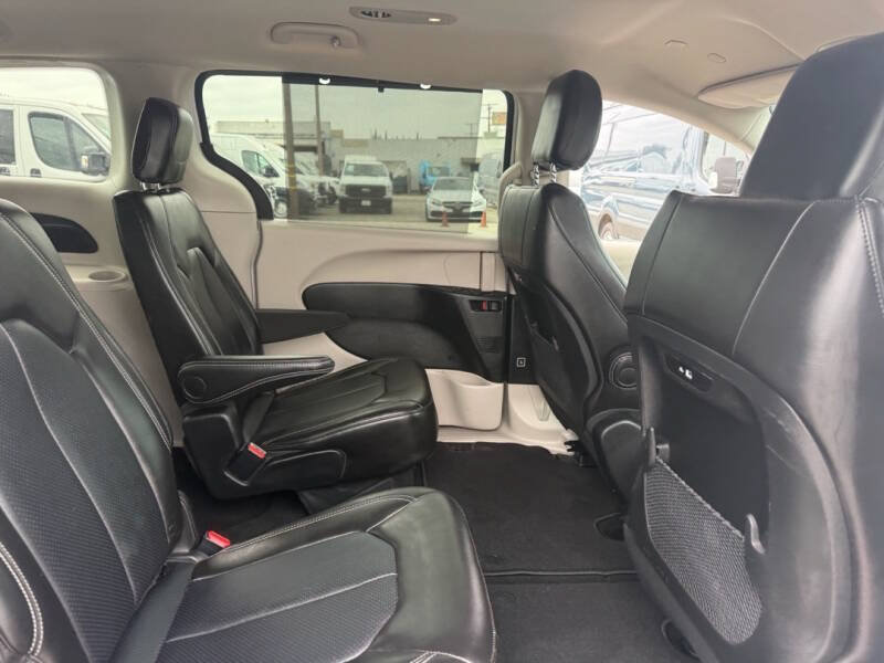 Used 2024 Chrysler Pacifica Touring-L FWD image 13