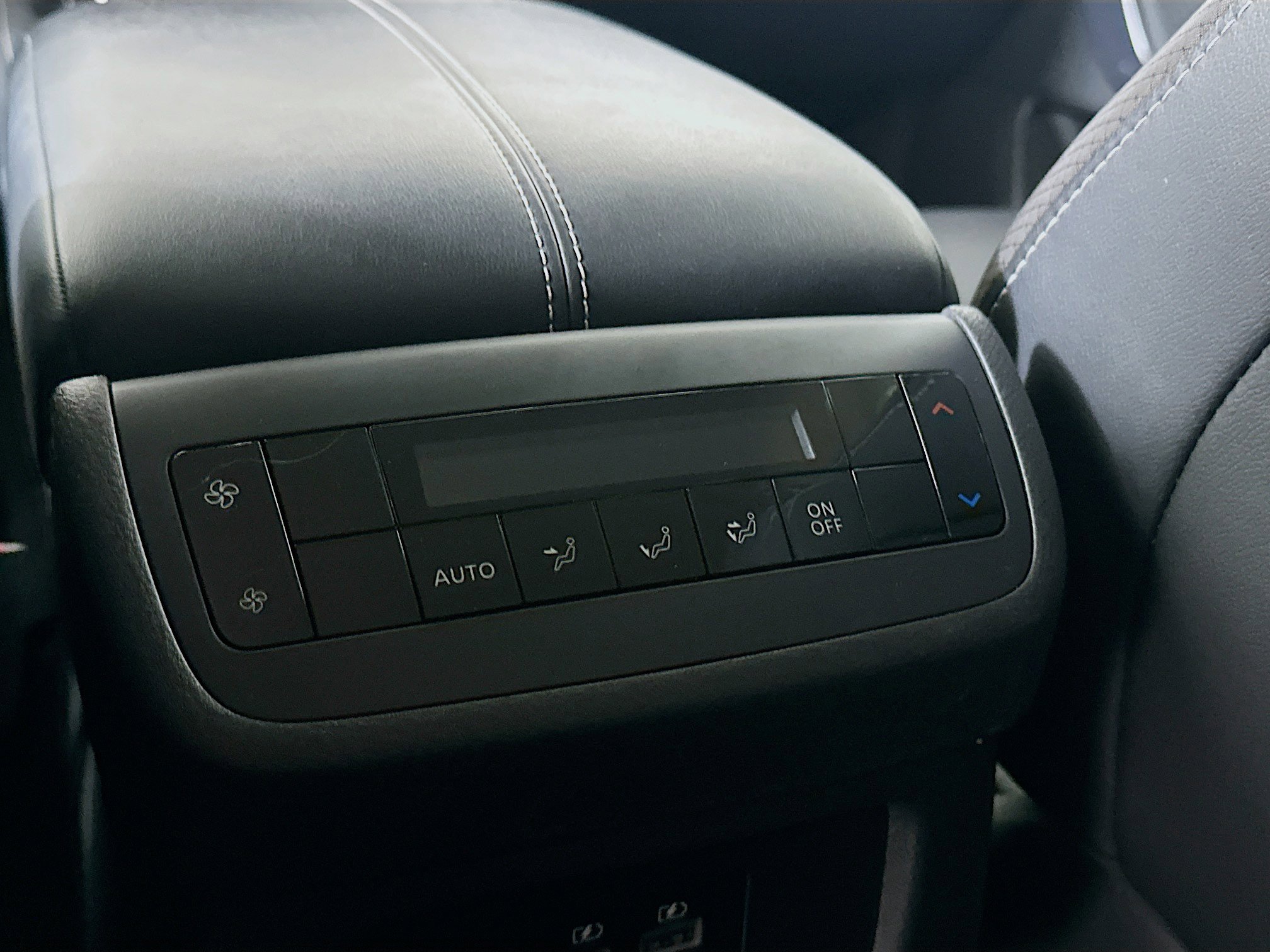 Used 2023 Nissan Pathfinder SL w/ Black Appearance Package image 27