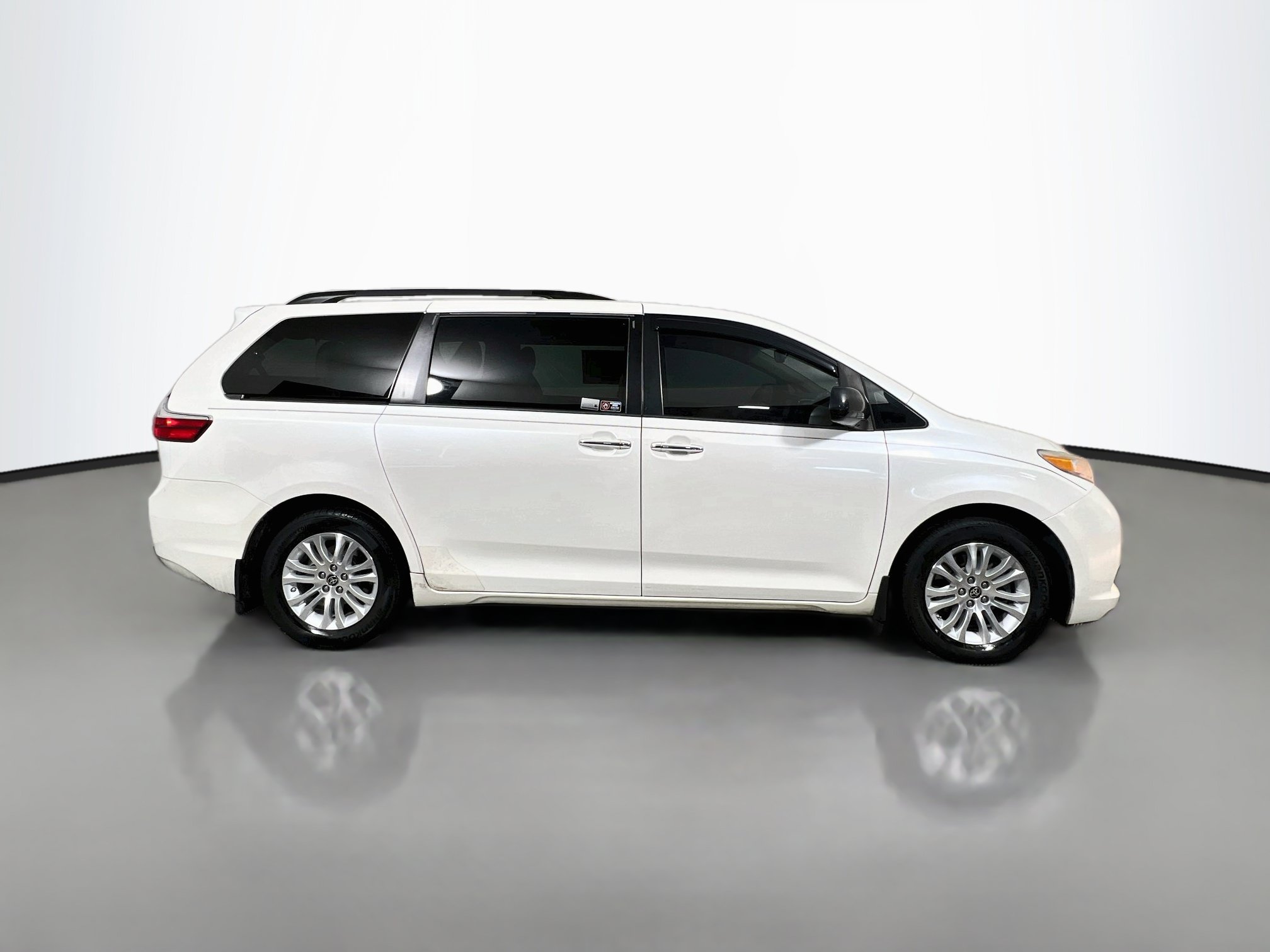 Used 2017 Toyota Sienna Limited FWD image 3