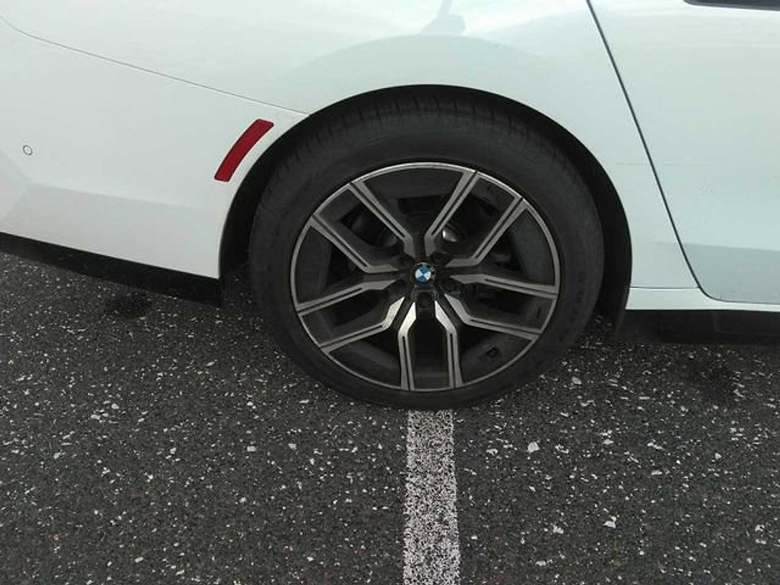 Used 2025 BMW 740i xDrive AWD/4WD image 7