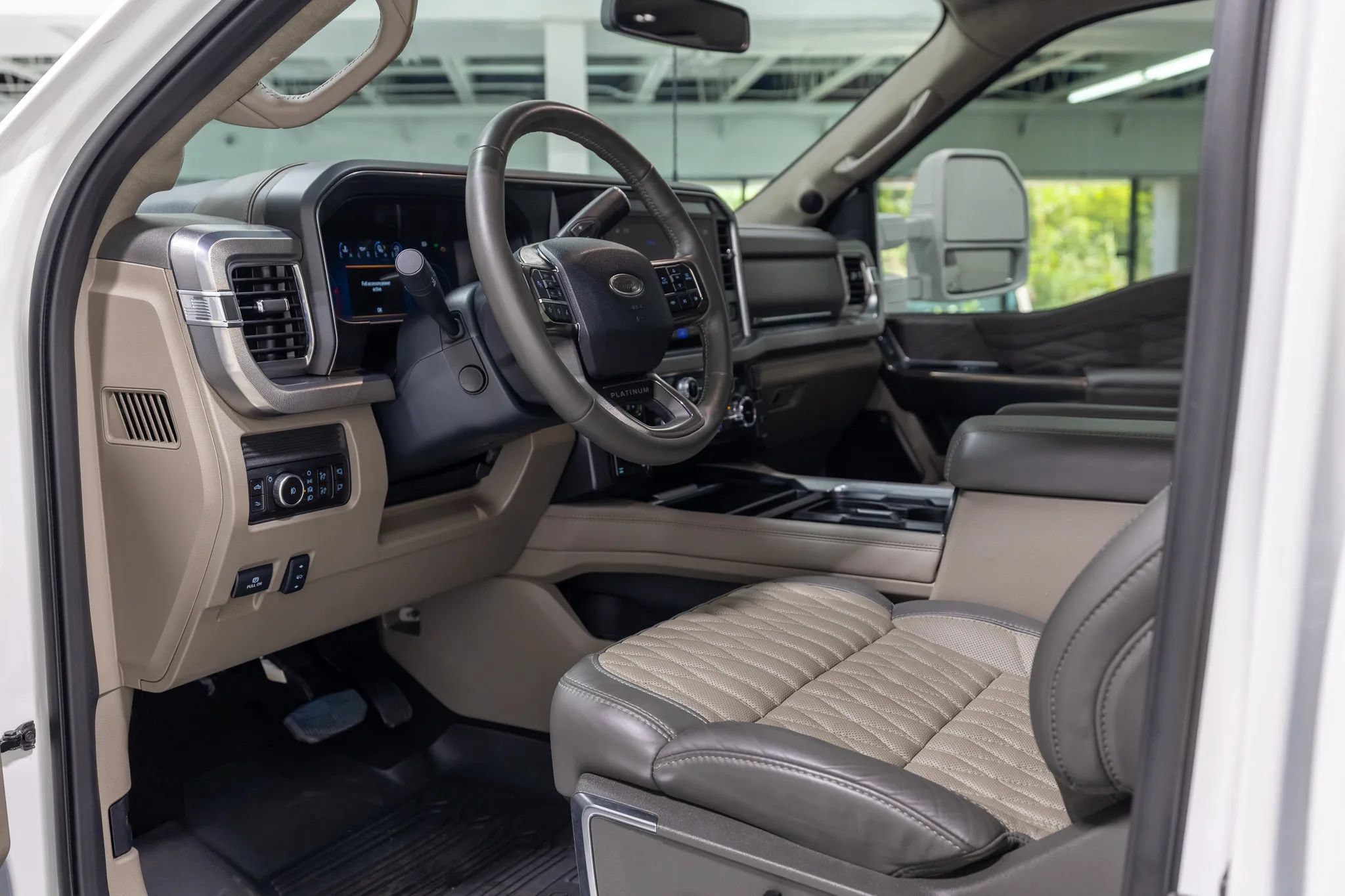 Used 2025 Ford F250 Platinum w/ Platinum Plus Package AWD/4WD image 45