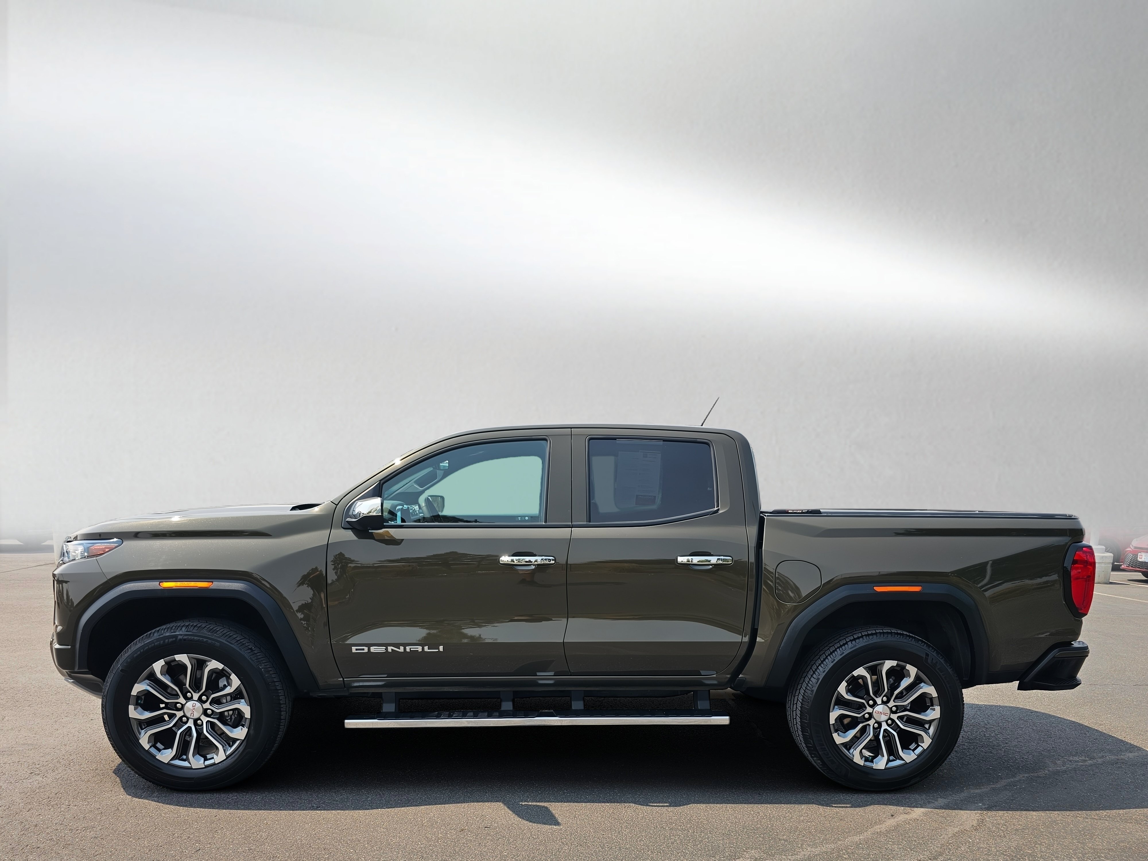 Used 2023 GMC Canyon Denali AWD/4WD image 2