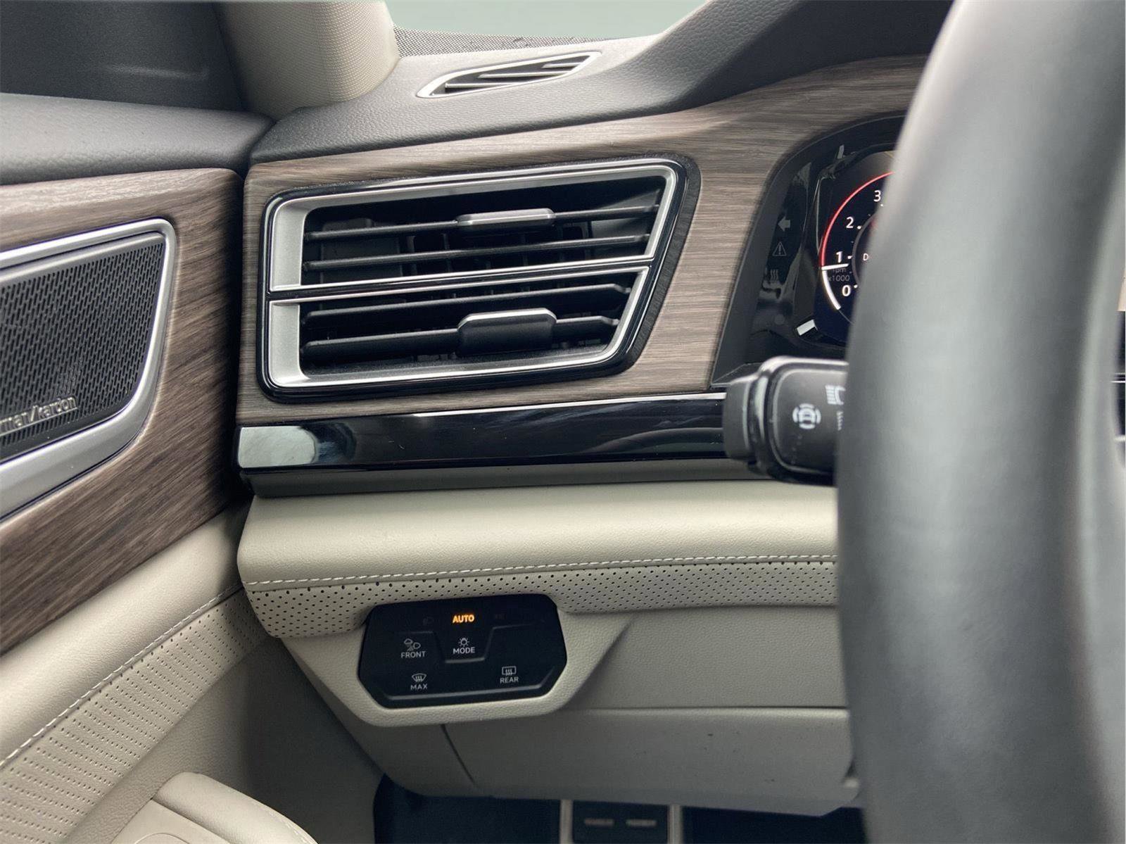 Used 2025 Volkswagen Atlas SEL Premium R-Line AWD/4WD image 18