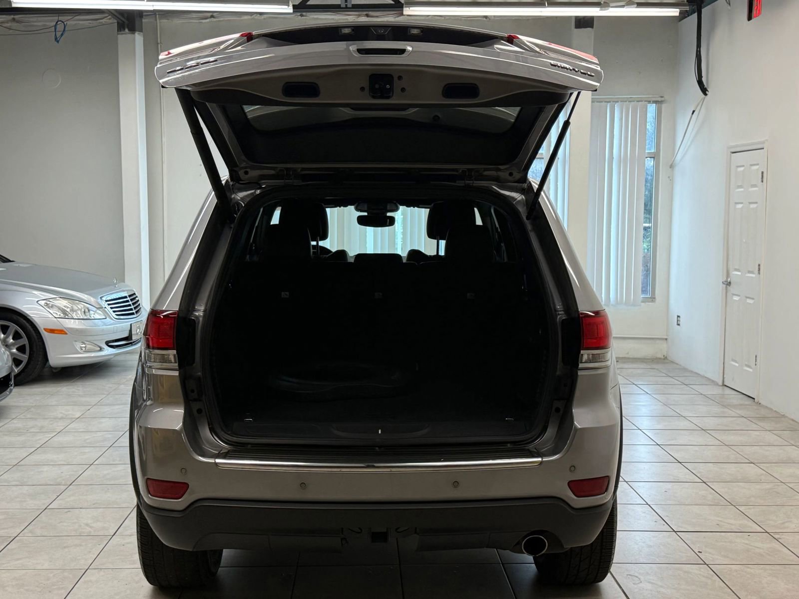 Used 2020 Jeep Grand Cherokee Limited AWD/4WD image 21