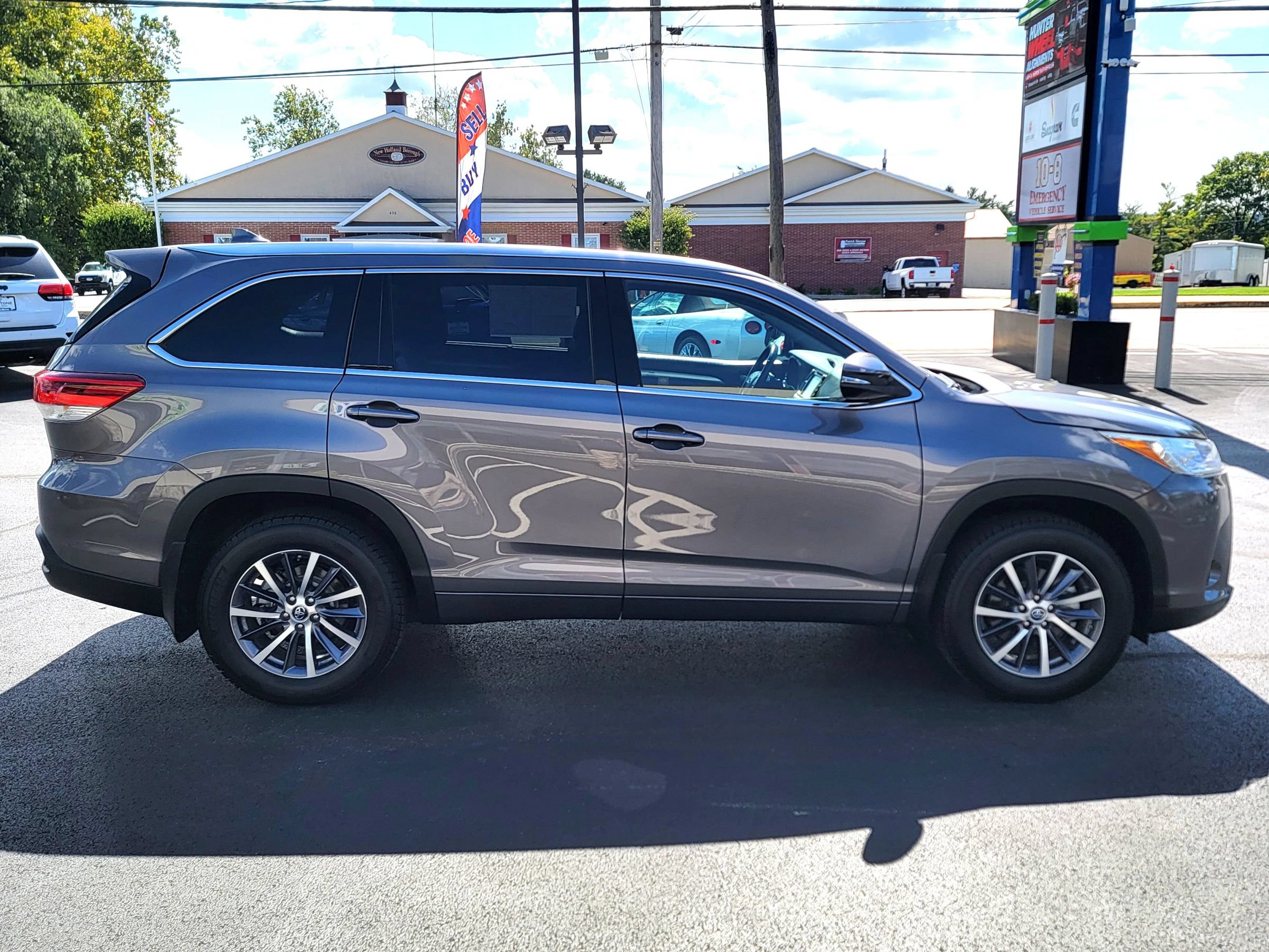 Used 2017 Toyota Highlander XLE AWD/4WD image 4