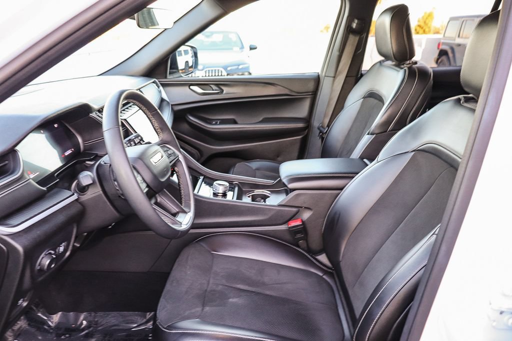 Used 2025 Jeep Grand Cherokee Altitude AWD/4WD image 20
