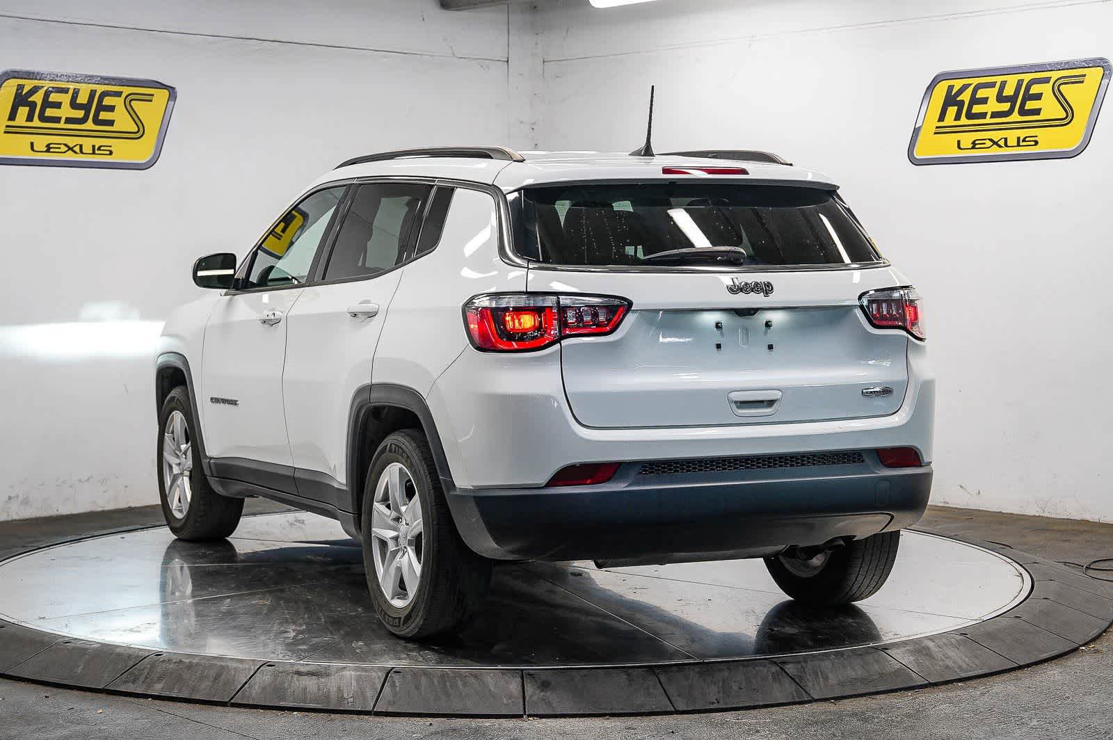 Used 2022 Jeep Compass Latitude FWD image 2