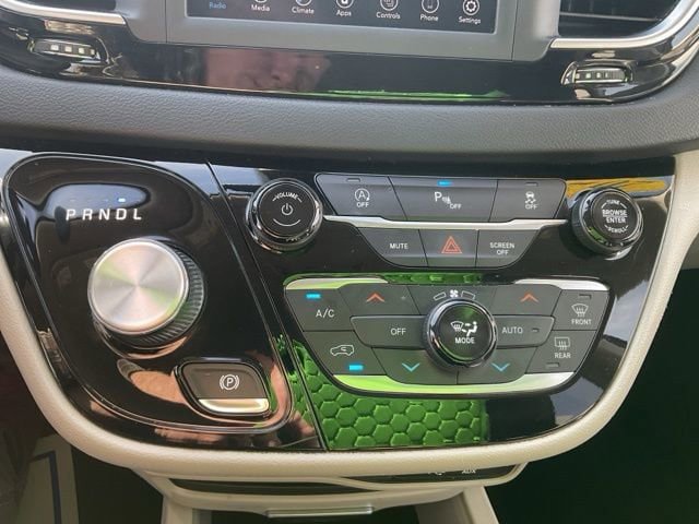 Used 2020 Chrysler Pacifica Touring-L image 33