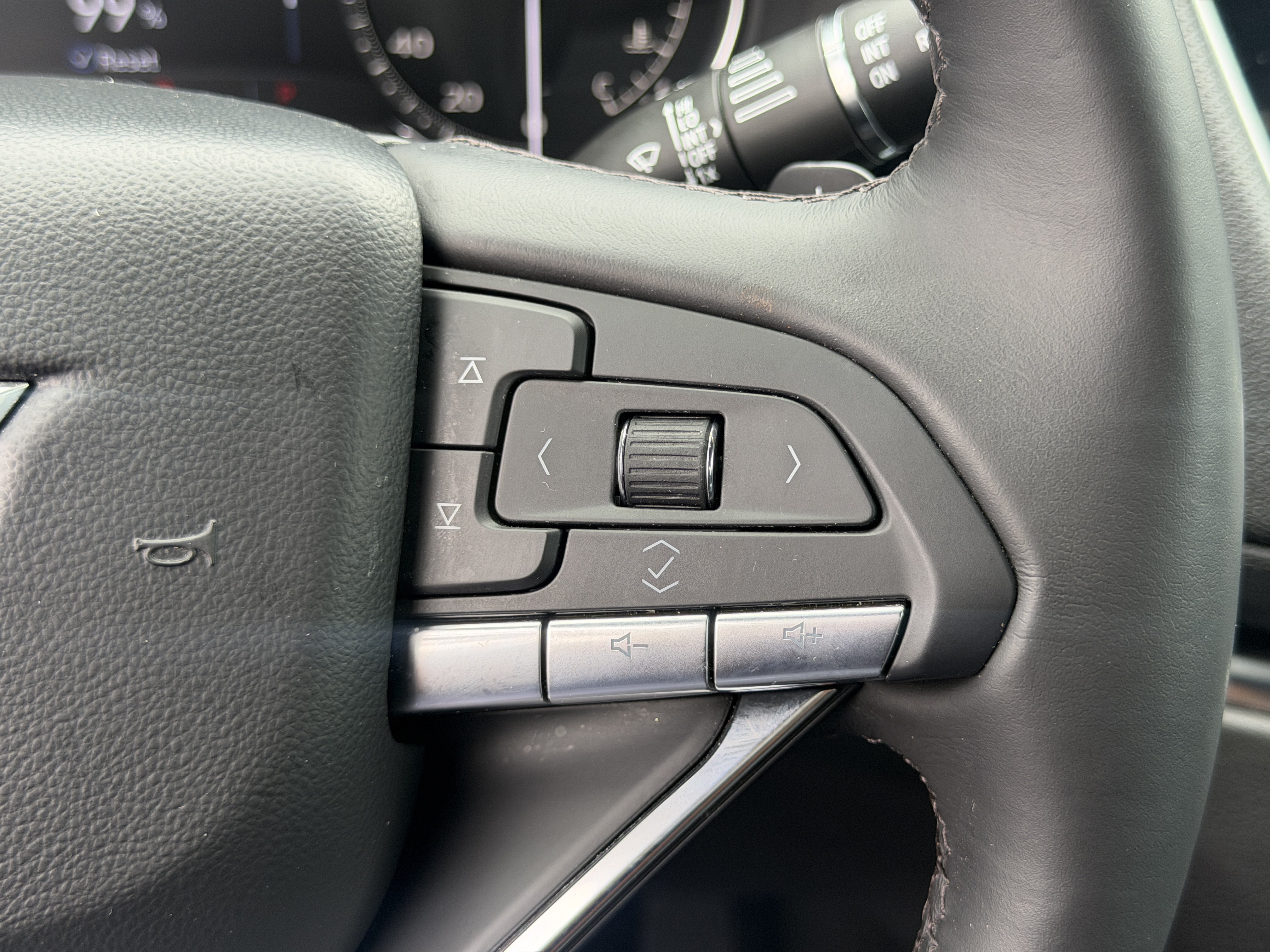 Certified 2024 Cadillac XT6 Luxury w/ LPO, Floor Liner Package FWD image 32