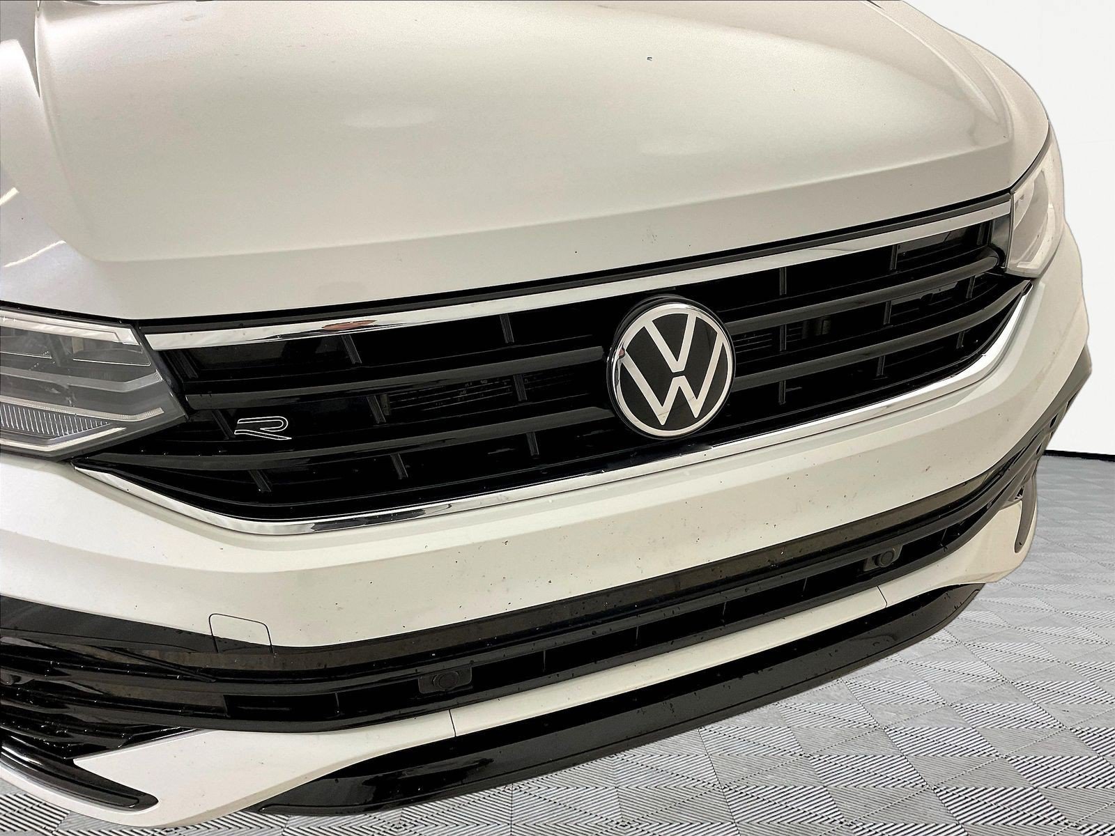 Used 2022 Volkswagen Tiguan SE R-Line AWD/4WD image 33