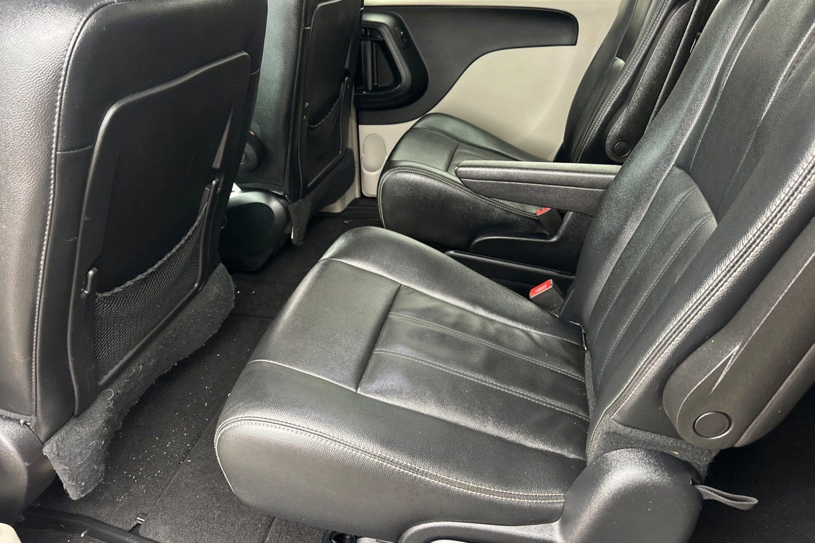 Used 2016 Chrysler Town & Country Touring image 12
