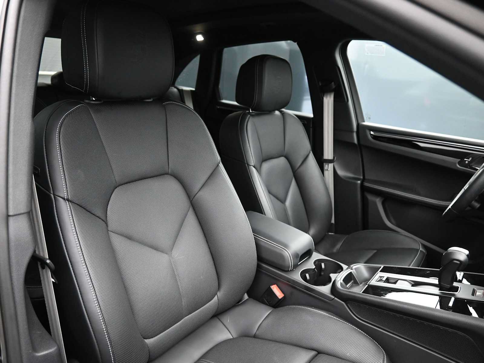 Certified 2025 Porsche Macan Turbo AWD/4WD image 23