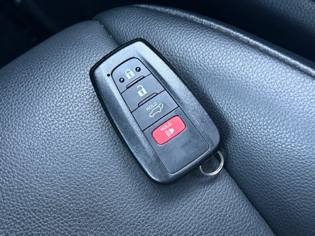 Used 2021 Toyota Highlander XLE AWD/4WD image 32