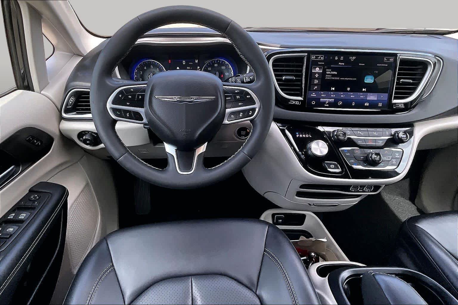 Certified 2024 Chrysler Pacifica Touring-L FWD image 6