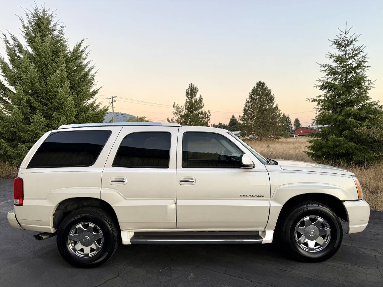 Used 2004 Cadillac Escalade AWD image 2