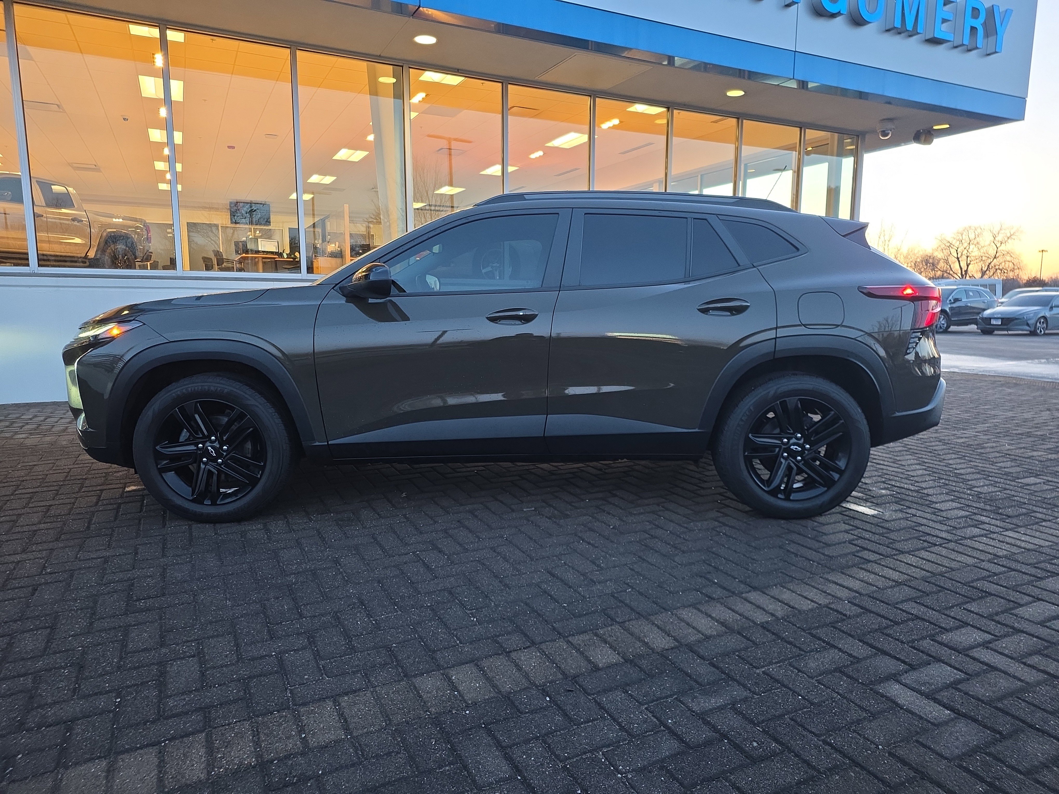 Used 2024 Chevrolet Trax ACTIV w/ Driver Confidence Package image 2