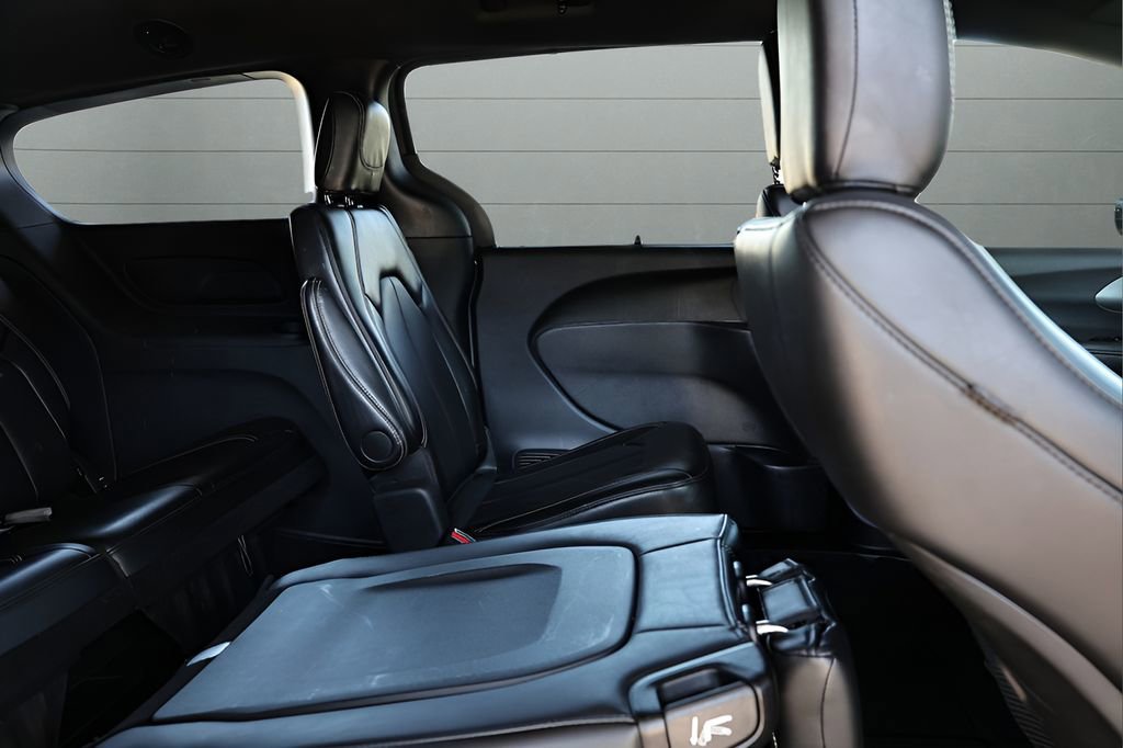 Used 2025 Chrysler Pacifica Select image 63