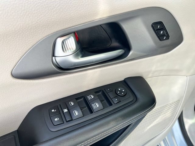 Used 2023 Chrysler Pacifica Touring-L FWD image 17