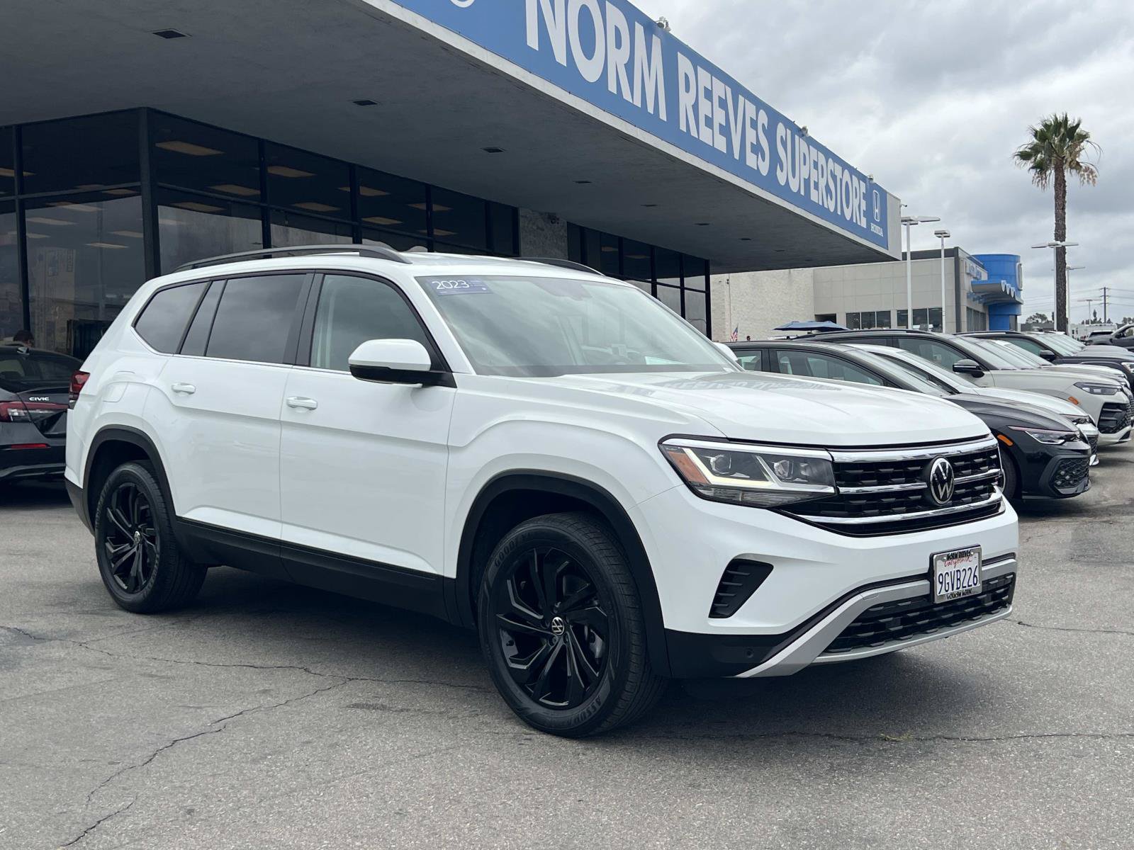 Certified 2023 Volkswagen Atlas SE w/ Black Wheel Package FWD image 27