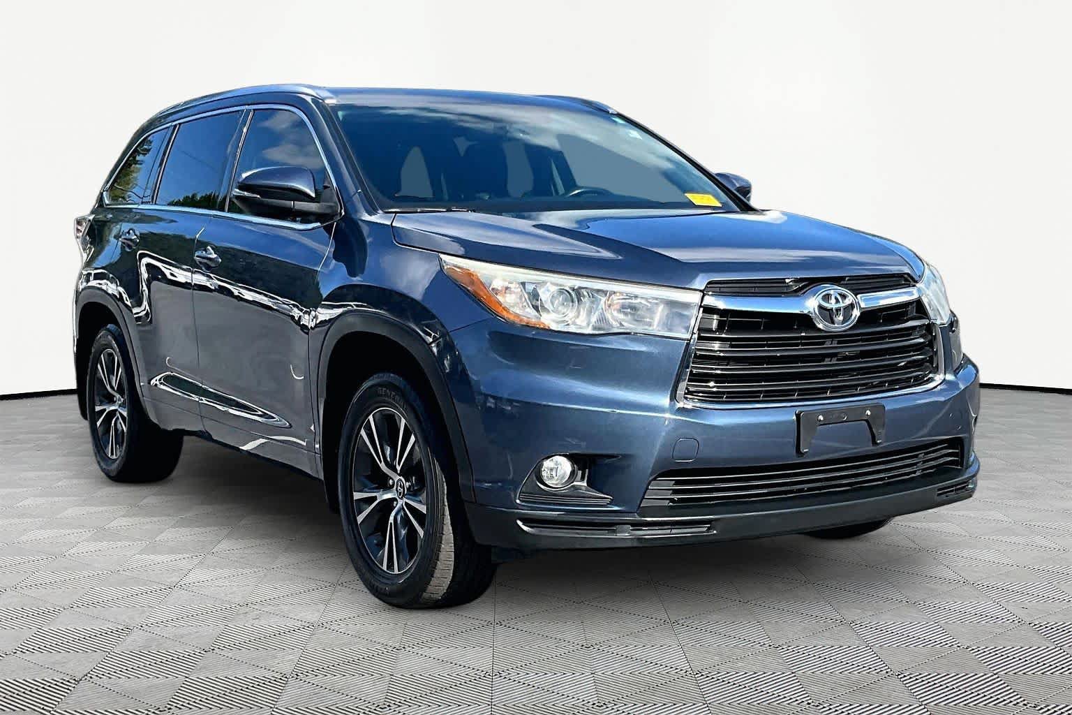 Used 2016 Toyota Highlander XLE AWD/4WD image 3