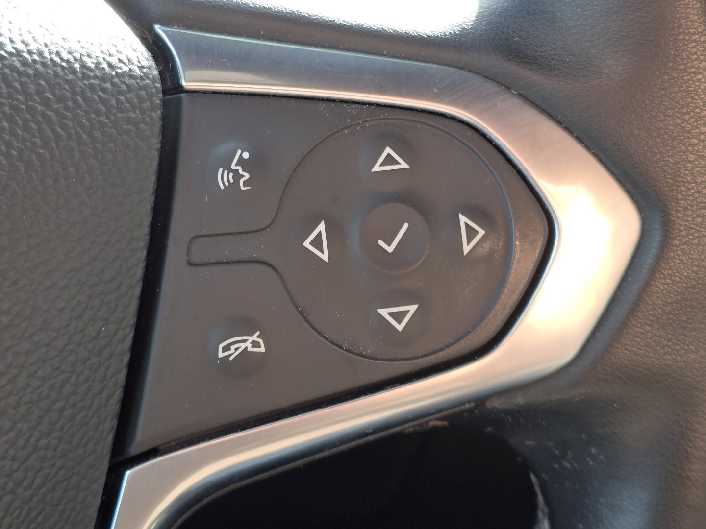 Used 2023 Chevrolet Traverse LT image 15