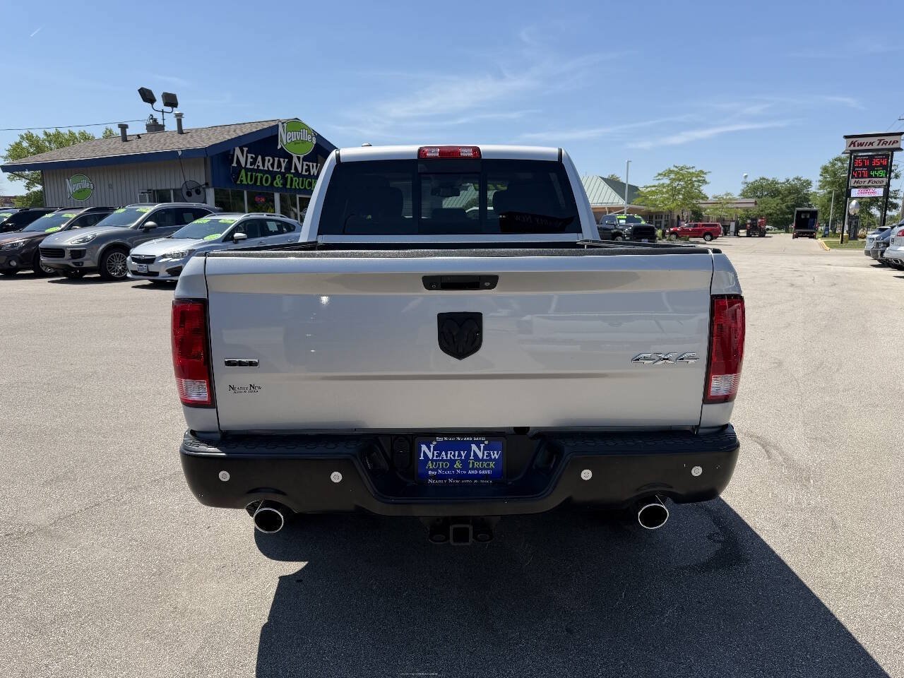 Used 2017 RAM 1500 Classic SLT w/ SLT Plus D←cor Group AWD/4WD image 6